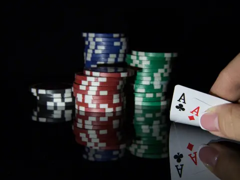 Calcul des cotes au poker : techniques avancées