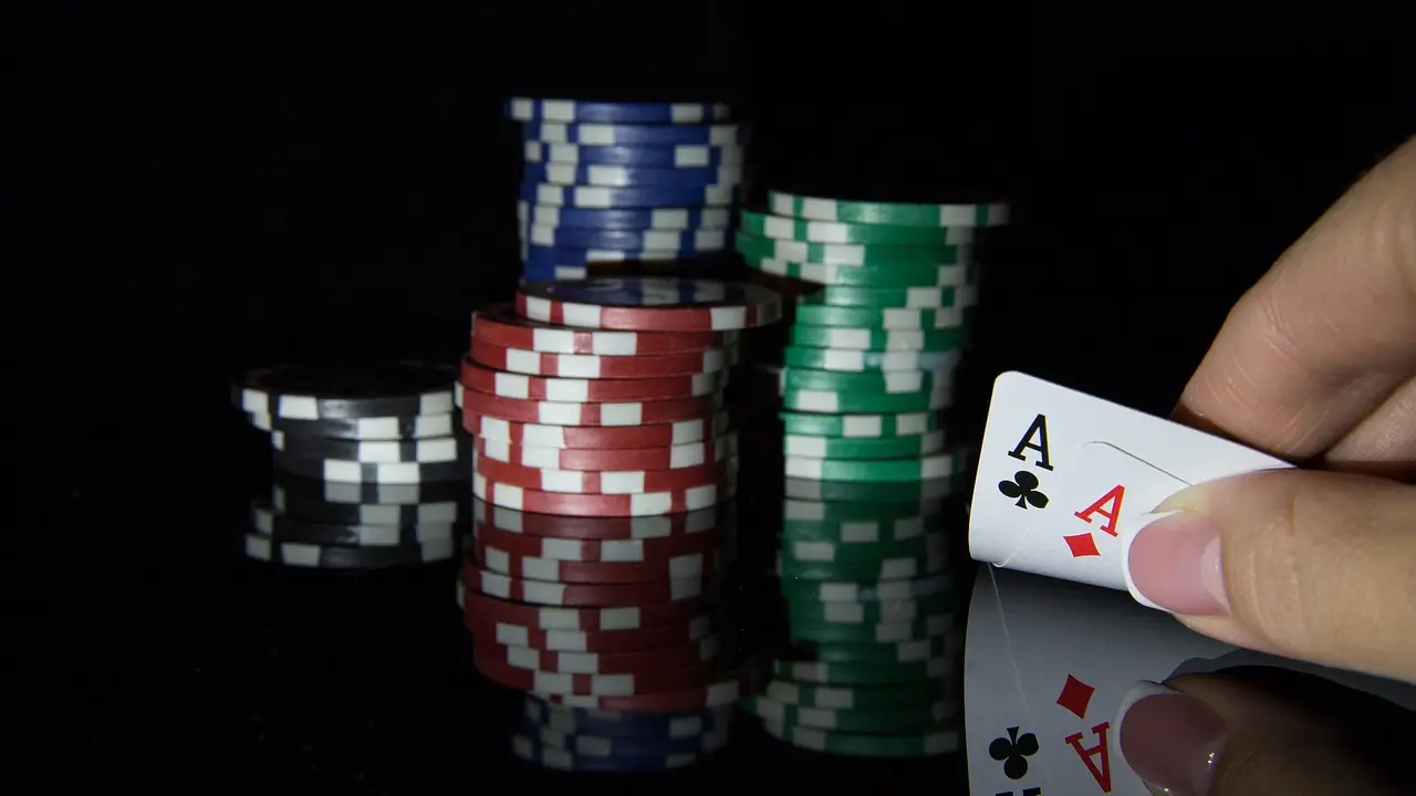 Calcul des cotes au poker : techniques avancées