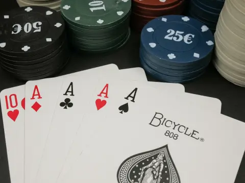 Guide pour débuter au poker efficacement