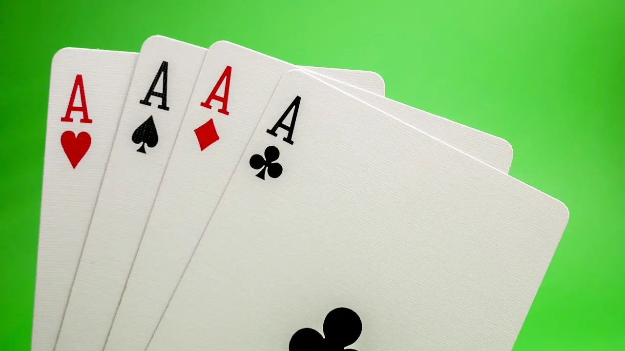 Poker en ligne vs poker live : quelles différences ?