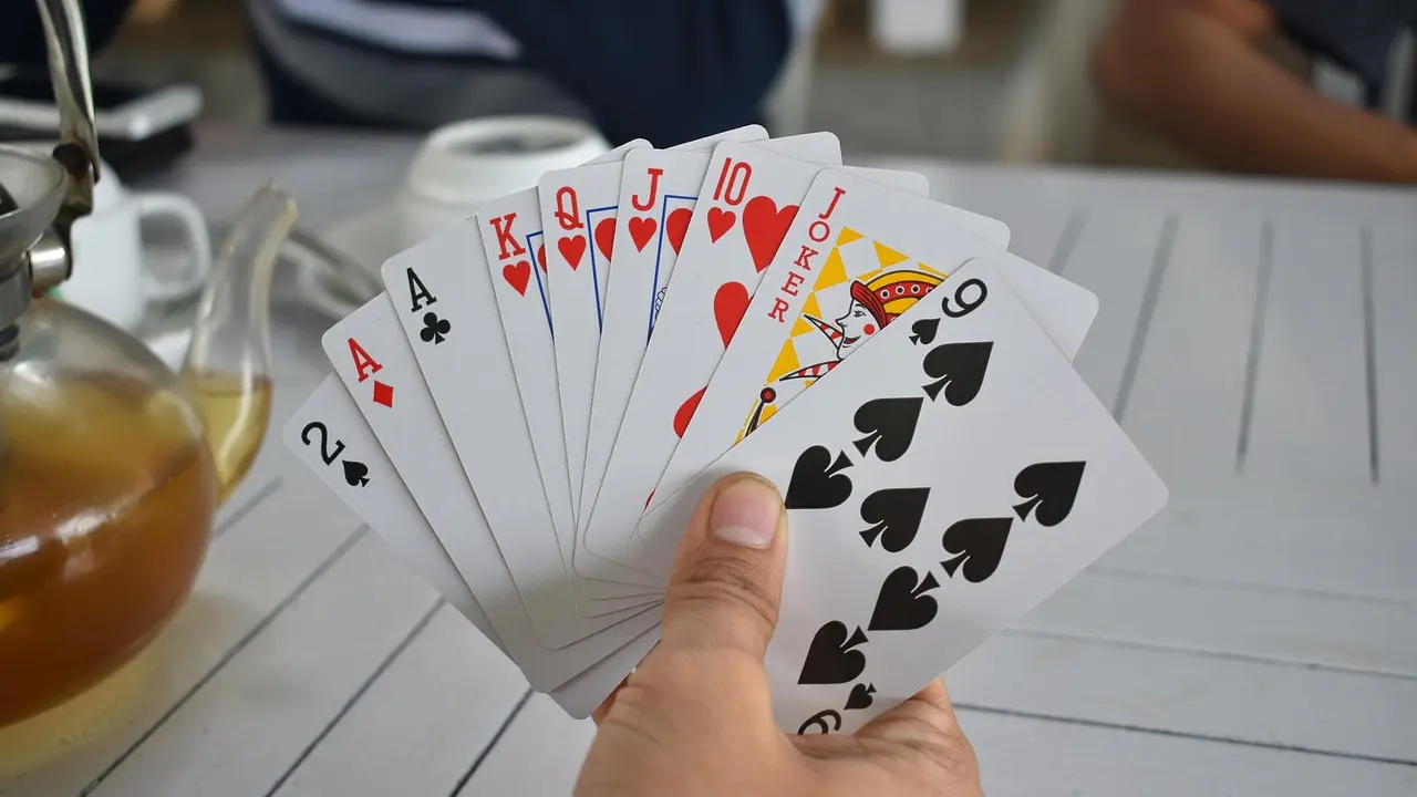 Les bases du Texas Hold’em : règles et stratégies essentielles